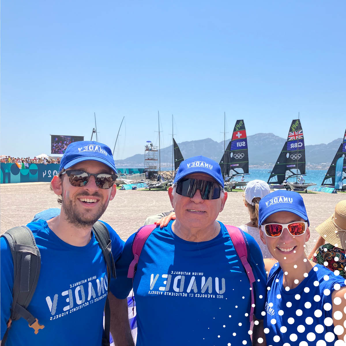 UNADEV_France's tweet image. Ce jeudi 1er août, quatre bénéficiaires et bénévoles de Marseille ont visité le village olympique de voile à Marseille. 🌞

Au programme : balade sur le site de la Marina d&apos;où partent les bateaux  et suivi des courses Skiffs hommes et planches à voile.⛵

#Unadev #JO #Marseille