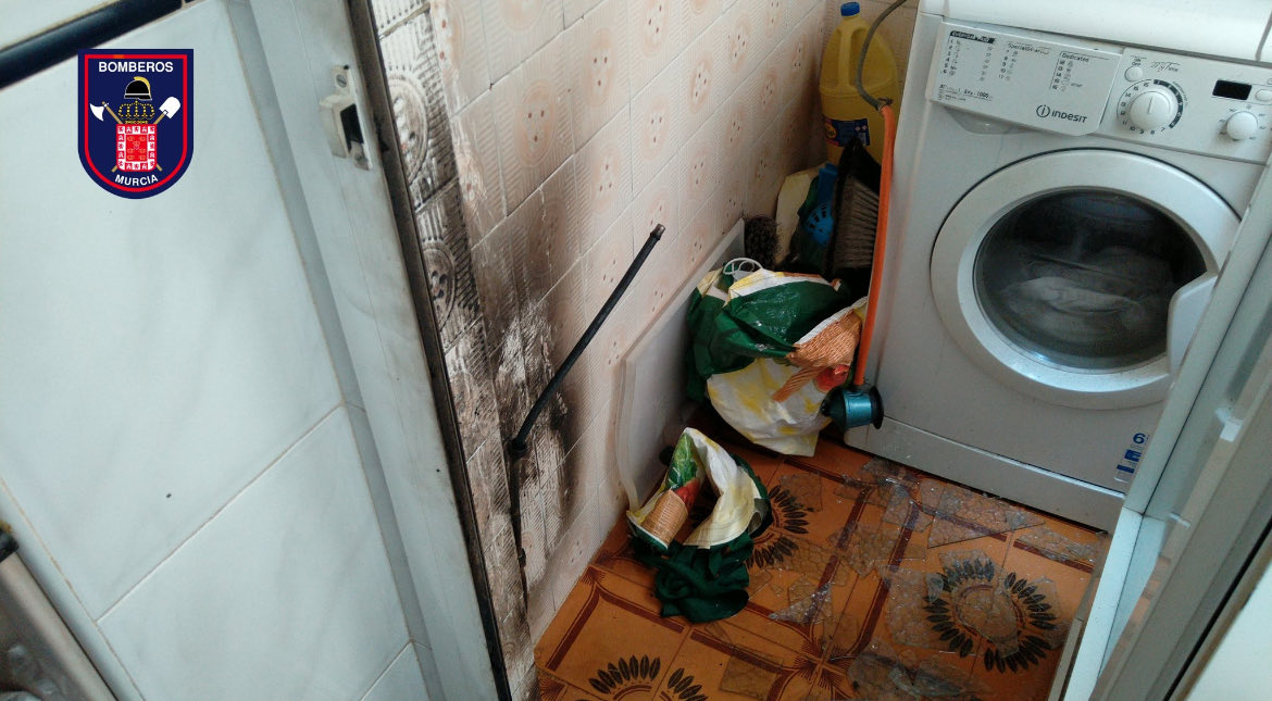 Las instalaciones de #gas que no se revisan, son peligrosas.

Siempre hay un buen momento para que un profesional revise la instalación y de tranquilidad a nuestro #hogar. Ahora en verano, todavía mejor.

Foto vía ⁦<a href="/BomberosMurcia/">Bomberos Murcia</a>⁩