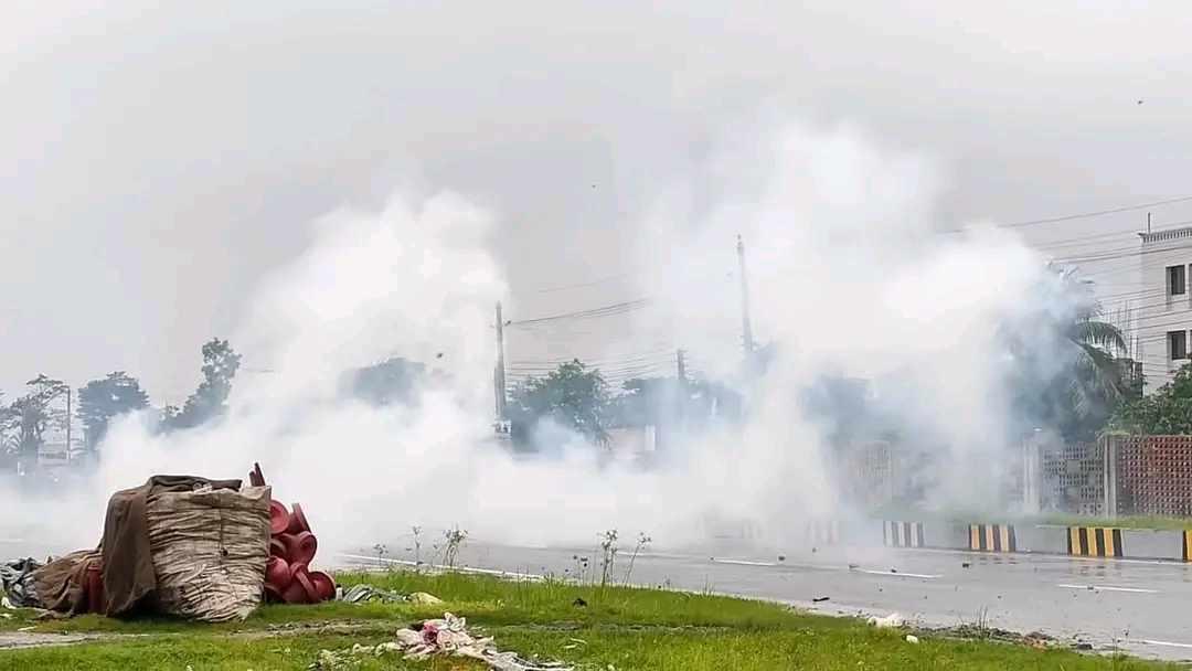 sanjii_ch's tweet photo. Bangladeshi Police and Arm force are killing our Students  unconditionally! 
They are firing tearshel at us!
They are setting fire on us. Bcz we want Justice for our previous martyrs! Help us! Rise voice for us! 
#SaveBangladeshiStudent 
#StepDownHasina https://t.co/8SilGShmhm