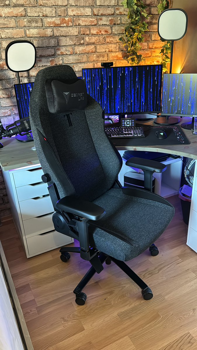 lars_ad's tweet photo. Sweet new #secretlab chair today 😍 https://t.co/ig4bfOMpmV