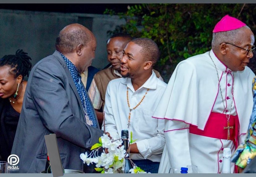 Le 2 août 1998, Mgr Sikuli Paluku Melchisédech est ordonné évêque de #Butembo_Beni, alors que la rébellion du RCD débute dans l'est de la RD Congo. Son épiscopat a été marqué par des crises sécuritaires et politiques, lui valant le surnom d'"évêque des temps de crises"
26 ans🎂🎂
