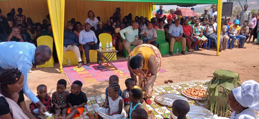 gahanga_sector's tweet photo. Uyu munsi waranzwe no kwishimira umusaruro Abaturage bejeje, aho bagize n'umwanya wo kuganuraho, baganira ku isano rya Ndi Umunyarwanda, umuco n'indangagaciro zimwe, bahaye abana amata basomeza umutsima babereka umuco mwiza wo kubataramira. 
@RwandaLocalGov 
@IntekoyUmuco https://t.co/Yi5TWITq7B