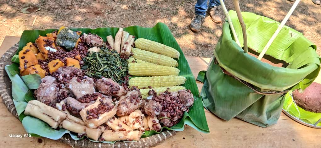 Uyu munsi waranzwe no kwishimira umusaruro Abaturage bejeje, aho bagize n'umwanya wo kuganuraho, baganira ku isano rya Ndi Umunyarwanda, umuco n'indangagaciro zimwe, bahaye abana amata basomeza umutsima babereka umuco mwiza wo kubataramira. 
<a href="/RwandaLocalGov/">Ministry of Local Government | Rwanda</a> 
<a href="/IntekoyUmuco/">Inteko y'Umuco | Rwanda Cultural Heritage Academy</a>