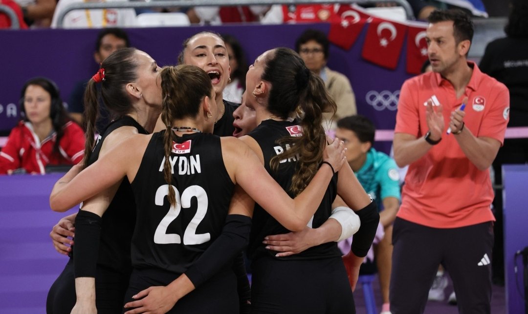 #Paris2024 Kadınlar milli voleybol takımımız Dominik Cumhuriyetini 3-1 geçerek çeyrek finale yükseldi.

#OlympicGames #Olympics