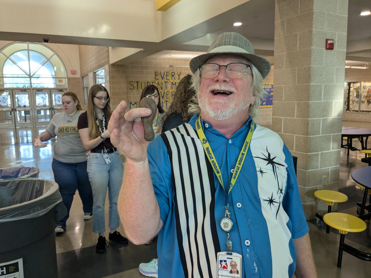 spacegirl_7's tweet image. @SMS_Wolverines staff engaging in a stress relieving activity before we talk about PLC expectations. Foam dough activity was reflective of different learners and success criteria. 😳🤣 @HaysCISD @jggomezsr