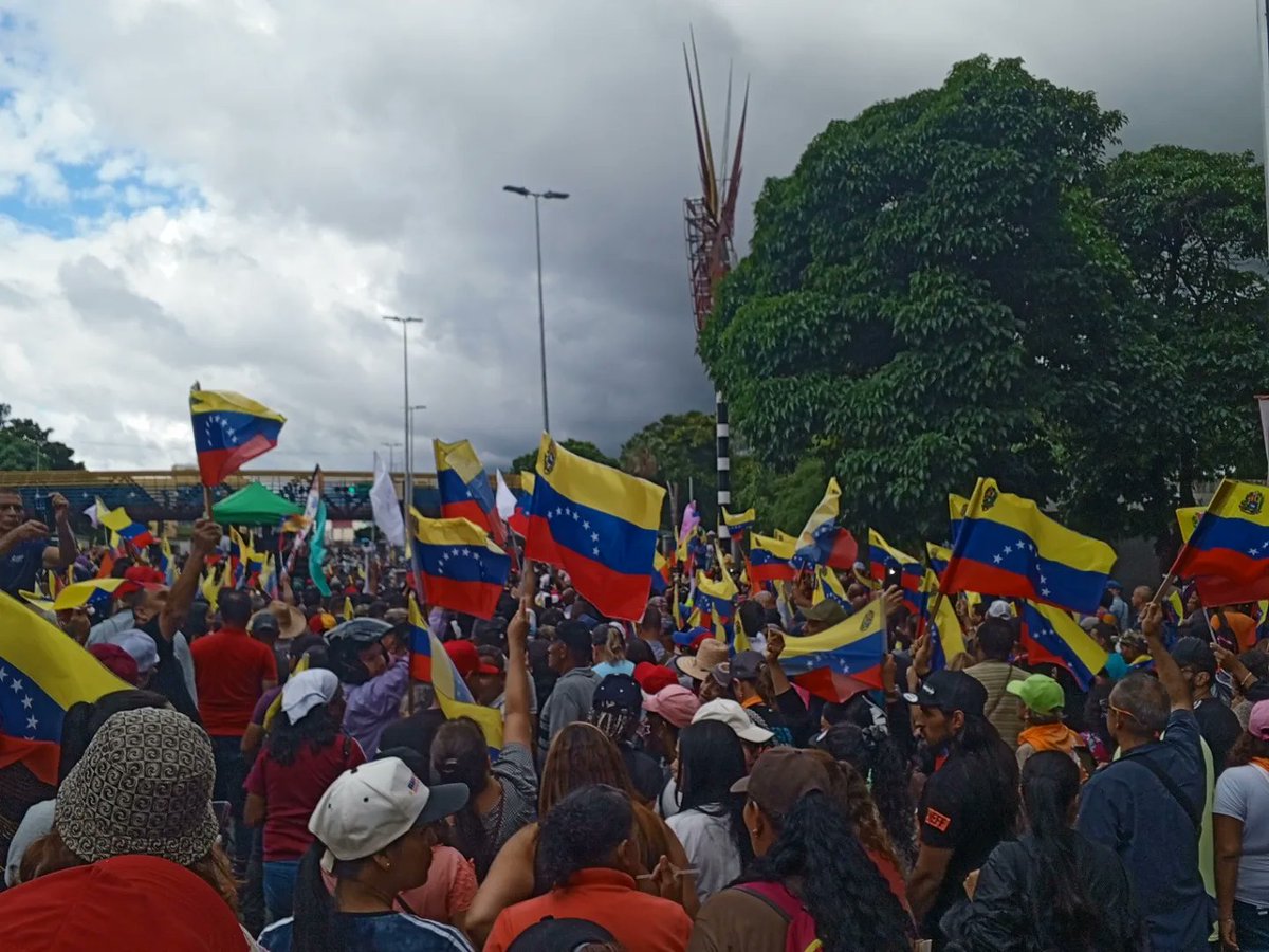 ZamoraMatea13's tweet image. Nuevas elecciones, mismo guión. Váyanse al carajo yankees de mierda, no dejaremos imponer un títere del imperialismo.  Los hijos de Guacaipuro, Bolívar y Chávez dispuestos a defender la paz
Sólo nosotros somos gente, aquí no hay cobardes ni nadie se rinde y esta tierra es nuestra