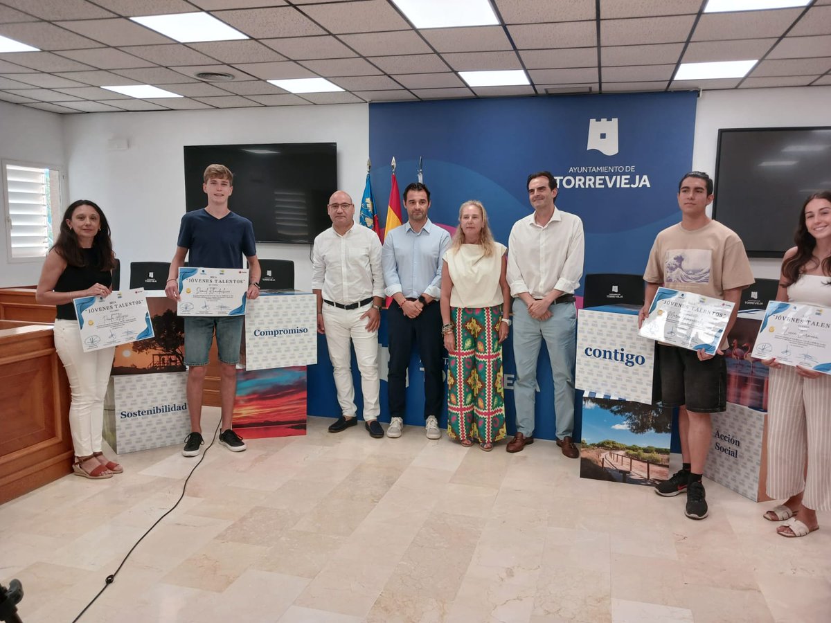 🎓 Entrega de las Becas Jóvenes Talentos de #Agamed a cuatro jóvenes torrevejenses que empiezan su carrera universitaria y que destacan por sus buenas calificaciones.

Hilo ⬇️⬇️⬇️