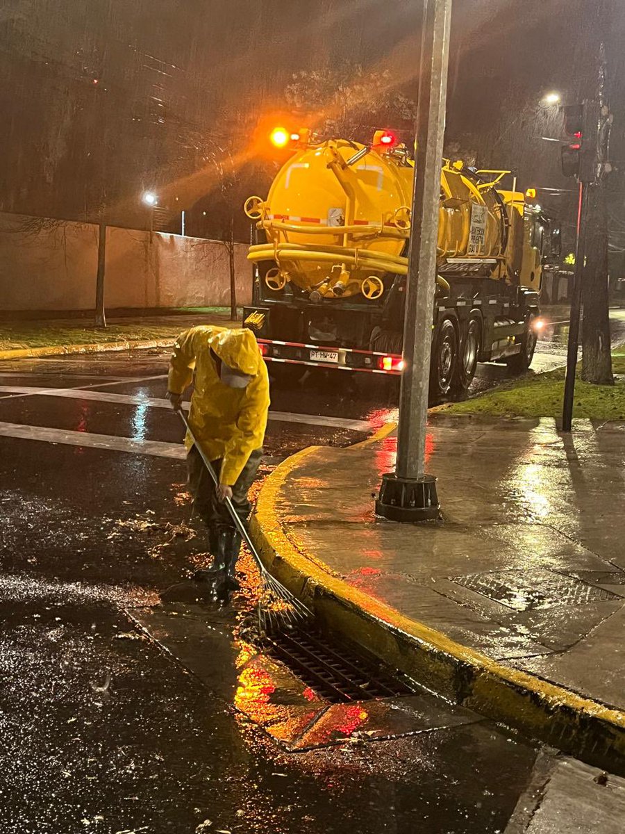 Nuestros equipos están desplegados 🚧 en distintos puntos de la comuna, atendiendo las emergencias reportadas a nuestra Central de Seguridad ¡Recuerda! Ante cualquier emergencia, llama al 1402 ☎️