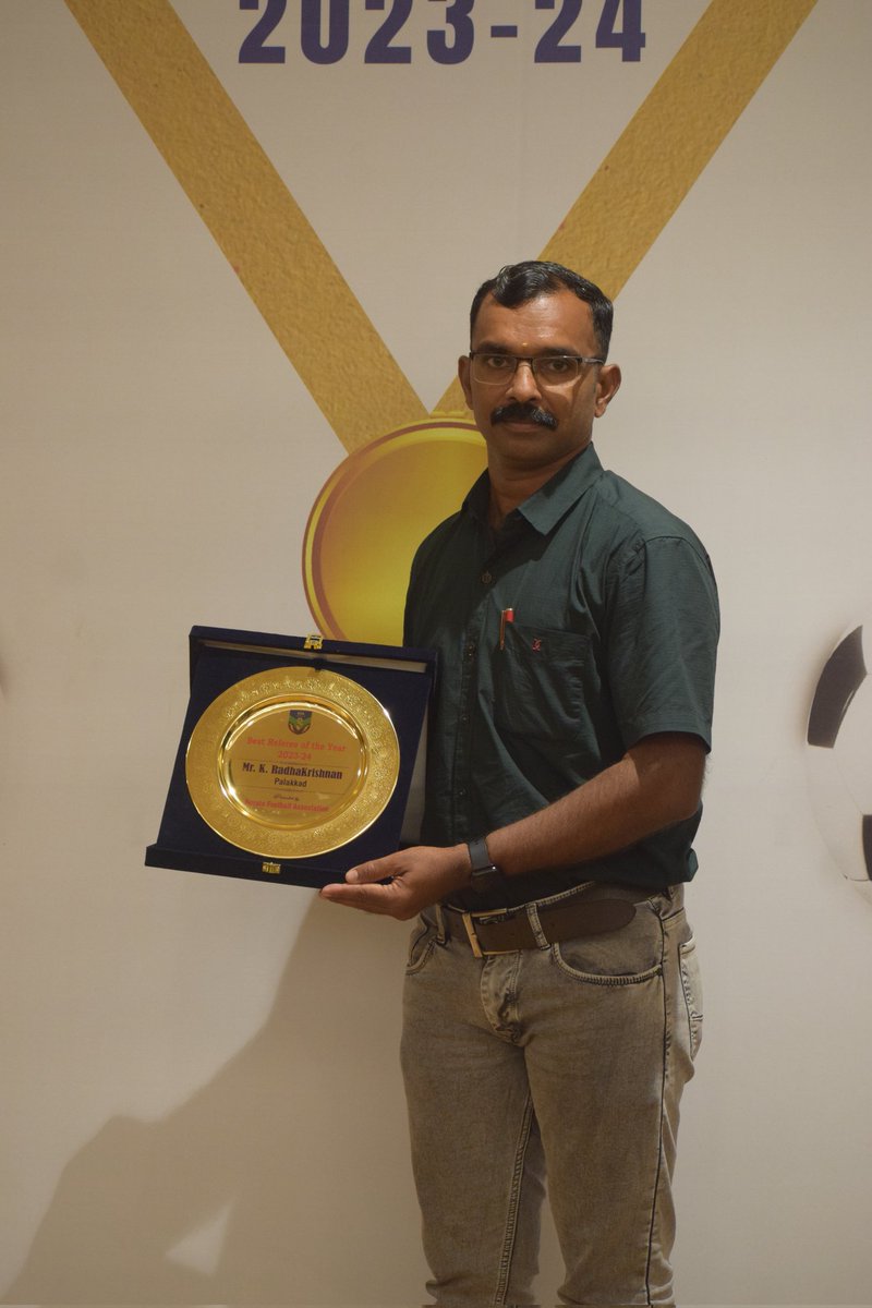 keralafa's tweet photo. 🏆 Referee of the Year 2023-24: Radhakrishnan K! 🏆
Congratulations to Radhakrishnan K for being named "KFA Referee of the Year 2023-24"! 🎉⚽
#KFA #RefereeOfTheYear #RadhakrishnanK #FootballExcellence #KeralaFootball #KFAAwards2023 https://t.co/OVju26WHNs