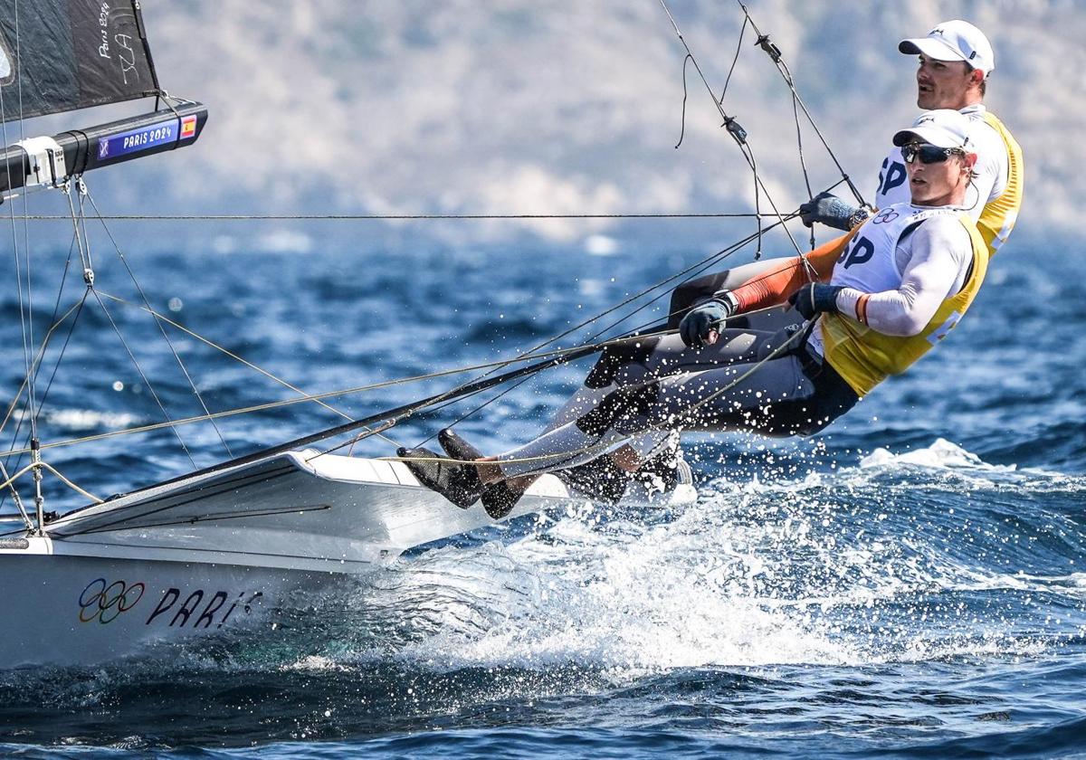 🥇 ¡¡¡Primer ORO para España en #Paris2024!!! 🇪🇸

⛵ ¡Diego Botín y Florian Trittel se proclaman campeones olímpicos de la clase 49er de vela.

¡Enhorabuena! 👏👏