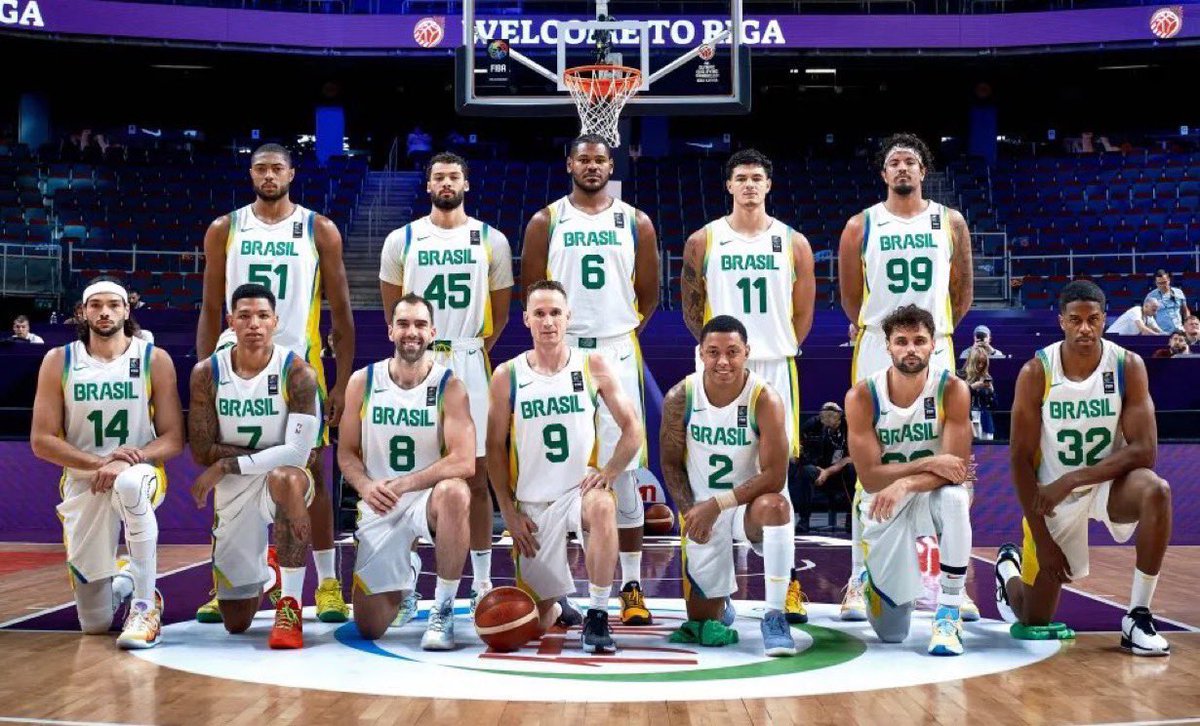 brasilcoast2's tweet photo. Independente do resultado, um desabafo de um brasileiro que gosta de basquete PRA VOCÊ que gosta ou não do esporte ⬇️

Meu 1° contato com esse esporte foi aos 12 anos do jeito mais aleatório possível: um garoto da Austrália veio estudar no meu colégio.

Pela primeira vez, eu vi alguém chegando com uma bola que não fosse de futebol, e sim de basquete.

A primeira reação da turma foi execrar por completo tudo que fugia do anormal. Como era de se esperar, colocamos o gringo no gol e fomos jogar futebol.

Mas… com algumas semanas de ambientação, 1, 2, 3 pessoas começaram a jogar com ele, e nessa, eu me juntei, fiquei curioso. Jogando na escola eu descobri que tinha um time de basquete na minha cidade, e fomos todos nós, graças ao gringo, nos juntar ao time.

Joguei dos meus 13 aos 17 no Campeonato Carioca, não fui dos melhores mas abriu meus horizontes sobre a ética de trabalho, trabalho em equipe e, principalmente, que esportes são mais que futebol.

ÓBVIO que a culpa não é do futebol, afinal, nossa paixão nacional não tem igual. Não existe nada como se reclinar com seu pai ou mãe e ver seu time no domingo. Ou ir pro estádio num frio de doer numa quarta aleatória com os amigos.

Mas ao mesmo tempo, sinto que esse espaço ser tão grande, nos cega um pouco. Essa visão de mundo que fez a gente no colégio colocar um australiano no gol, e não aprender com ele o que era basquete.

O que eu quero dizer com tudo isso? 

Quer ajudar? Sabe aquela terça que seu time não tá em campo? Que tal dar uma chance ao NBB? Será que um time do seu estado está lá?

Aquela quinta feira à tarde que você vê debate esportivo, tá passando uma Euroliga, a elite do basquete europeu.

E por fim, a noite não tem nada? NBA está aí todo dia oferencendo um cardápio inigualável de entretenimento e qualidade.

Ao mesmo tempo, por que nos restringirmos a só isso?

Sabe aquele seu amigo alto que é um goleiro meia boca? Já pensou se ele daria um bom pivô?

Ou aquele ponta rápido, quem sabe um bom armador? Incentive, leve a ideia, e quem sabe?

E não somos perfeitos como comunidade, o basquete para ser praticado hoje no Brasil é praticamente um esporte de elite. Equipamento caro, quadras boas são fechadas, e o pior: é um esporte que não é mais convidativo pro povo em geral.

O baixinho que olha e acha interessante as vezes desanima porque ninguém acredita nele… e o Yago está aí provando que nada é impossível.

Ah, estamos chegando em época de eleição. Quais políticos da sua cidade tem algum plano esportivo, e digo isso no geral, pra desenvolver e treinar talentos? O incentivo do cash sempre tem, mas é bem gasto? Fica a questão.

O Brasileiro gosta de vencer, o nosso basquete não vence, sobrevive. Torcer pro basquete brasileiro hoje é como um ato de resistência, mas não pelos resultados, mas por saber que podemos mais, podemos alcançar as altas esferas.

Até lá, vamos viver com 20 segundos no globo esporte, com cobertura independente de Twitter, Instagram. É muito pouco…

O Brasil masculino ficou mais um pouco nas Olimpíadas no basquete, um resultado que era visto como ambição meses atrás, se tornou sonho concreto semanas atrás e hoje é realidade.

Nesse meio tempo tivemos o gosto de voltar a ser feliz com basquete, e galera, é algo que eu queria que muito mais gente tivesse.