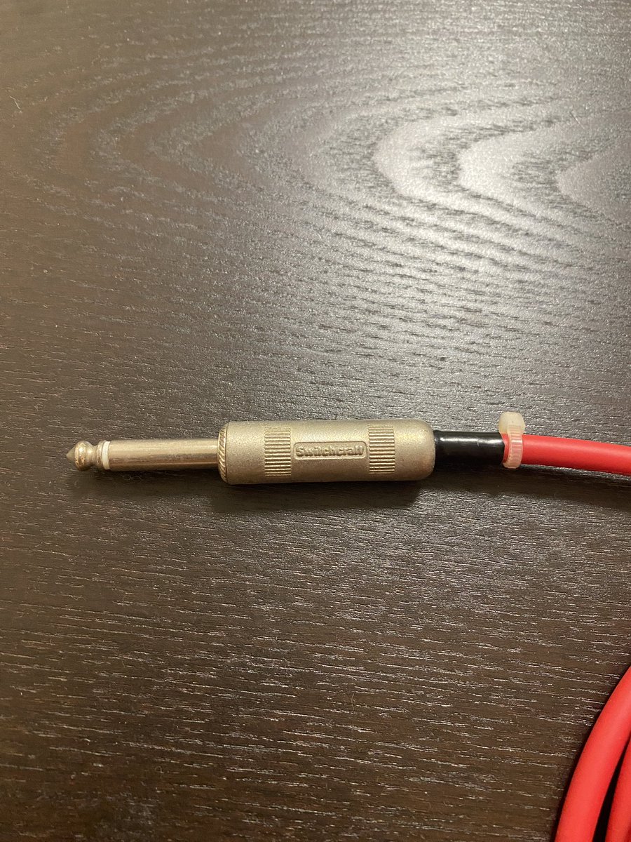 FujitoneDIY's tweet photo. 有識者の方でSwitchcraftに詳しい方、この写真のプラグが何なのか知ってる方いますか?
おそらく27年くらい前に買ったもの。
Switchcraftの刻印有り
ストレートプラグ
旧品?今みんな使ってるのと別品番?
情報お持ちの方教えてください。
#Switchcraft https://t.co/cGsHEDkNbW