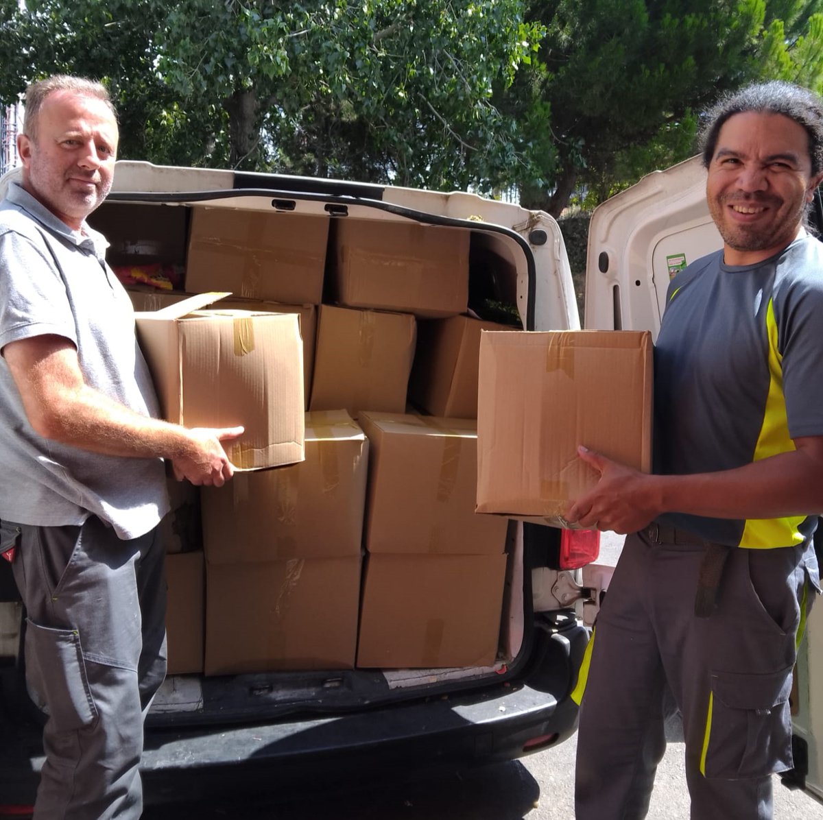Colaboramos con <a href="/CEARefugio/">CEAR</a> entregando:

👟 Más de 800 camisetas y calzado deportivo donado por <a href="/AD_MAPOMA/">MAPOMA</a>
🧼 1.200 kg de productos de higiene y droguería

Dirigidos a 90 personas, sobre todo familias con niños.