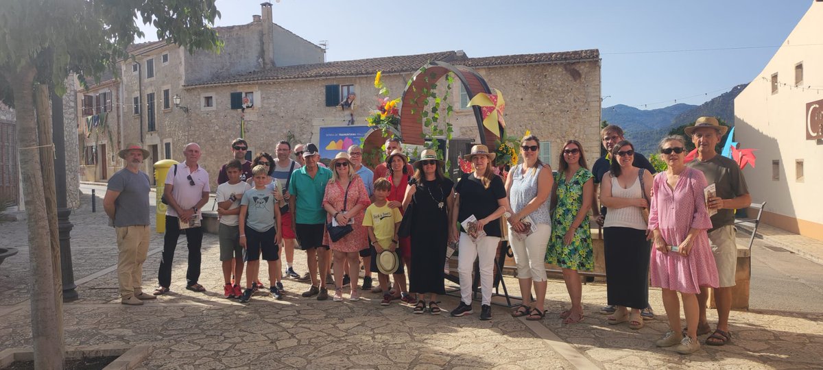 SdeTramuntana's tweet photo. Gràcies al cicle de visites #ViuelPatrimoni, i aquest pic de la mà del geògraf Antoni Ordinas, coneixem un poc millor el llogaret de #Moscari. La Parròquia de Santa Anna, el casal de cultura Can Roig, la Casa del Poble, Ca ses Monges... i les seves festes patronals 🤩 https://t.co/r754Up57VJ