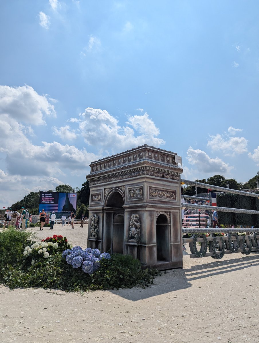 El trabajo que ha hecho el español Santi Varela en el diseño de los obstáculos de la prueba de salto ecuestre en #Paris2024 es simplemente maravilloso... instagram.com/p/C-Kpn32K8F5/…