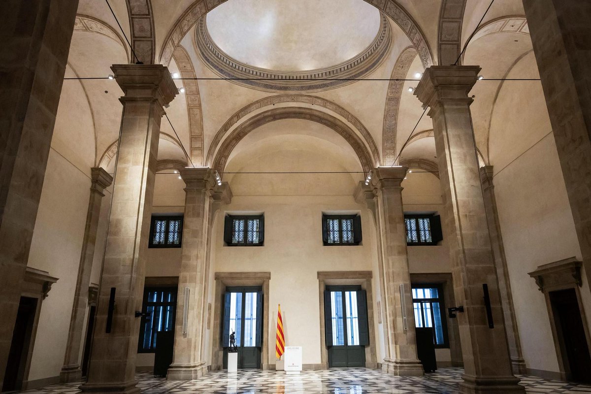 efemarq's tweet photo. Això és un comentari interessant i q dóna més joc q les merdes de fils q fan els espanyols: per què el Saló Sant Jordi no sembla, ara q és net, un espai religiós si originalment era una capella? doncs pq fou concebut com un espai multifuncional a imatge de la Llotja. Mini-fil 👇 https://t.co/sRROT3wD8T