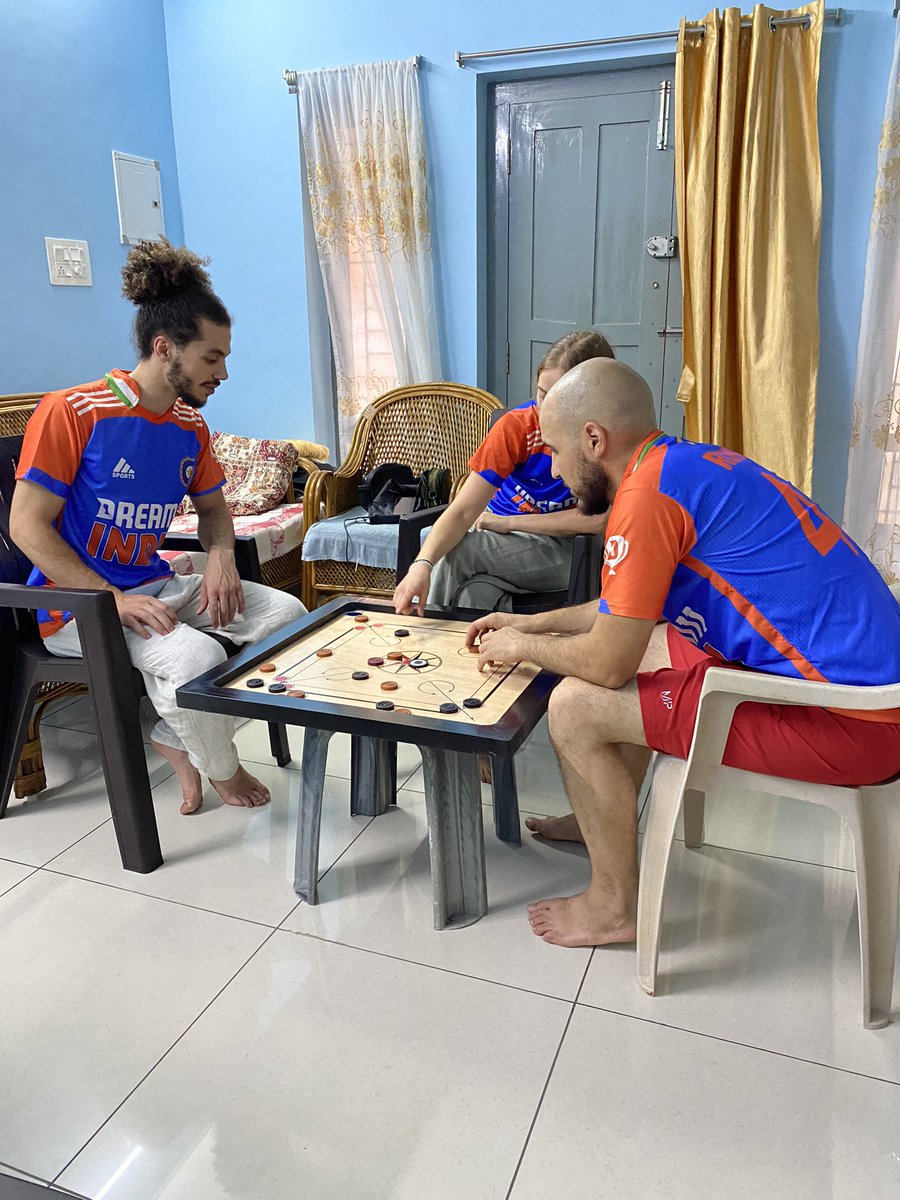 J’ai fais découvrir le Carom à mes potes c’est bon c’est officiellement des Indiens 🫶🏽