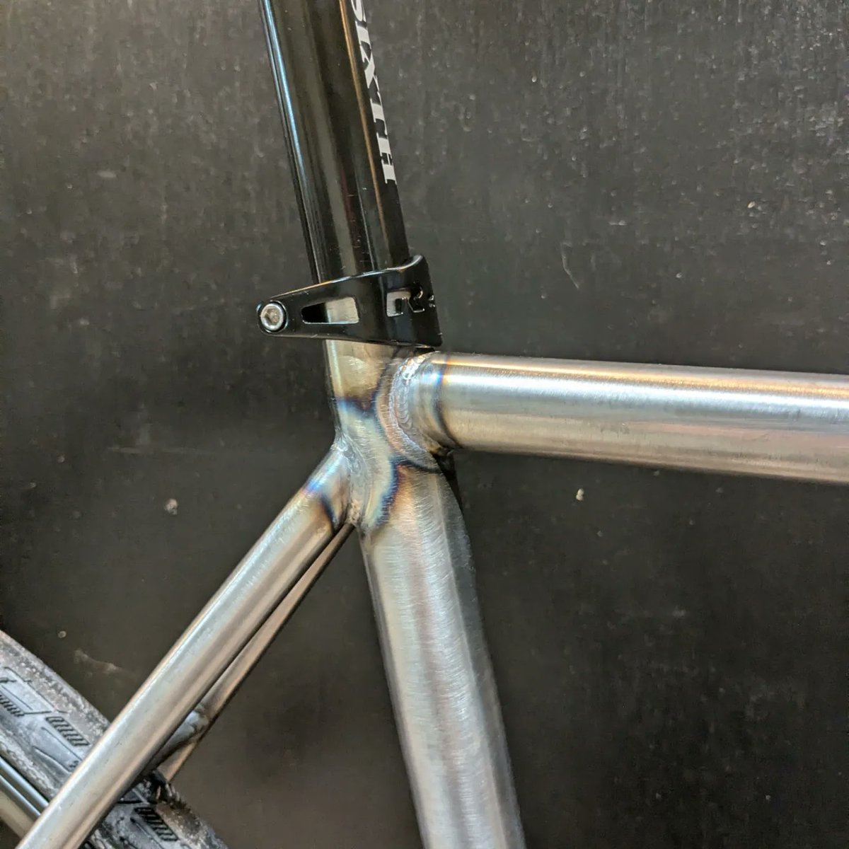 ROCKBIKES_home's tweet photo. 「例のヤツ」プロトタイプちょい見せ。
明日のsfiDARE KYOTO NIGHT CRITに持っていきます。
#ROCKBIKES
#fixedgear
#horizontal
#rawframe
#rawcolor https://t.co/nOTvT0608K