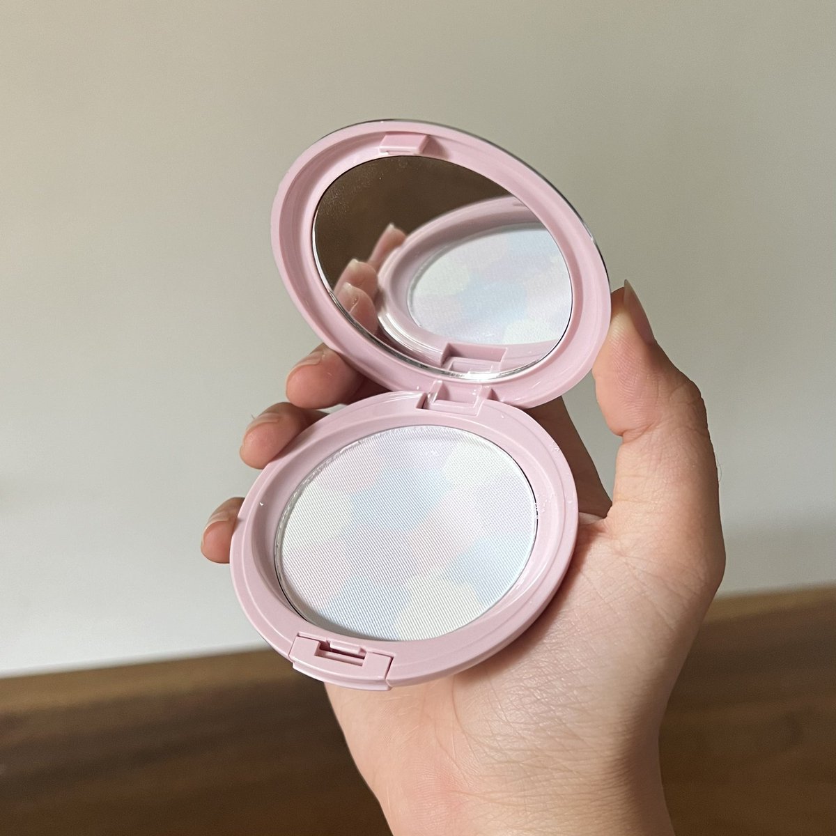 minteavalley's tweet photo. GIVEAWAY MAKEUPPP with @myred_A dapat 1 #RedACompactPowderTranslucent + 1 #RedALipGloColorBalm for 3 winners 💄✨
rules:
✅ follow aku & @myred_A
✅ RT & like tweet ini + yg aku qrt di next tweet
✅ reply done + #ZonaJajanRedA #RedACompactPowderTranslucent https://t.co/paQ3haEfsF