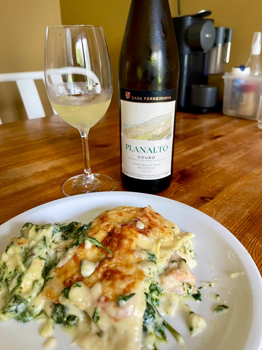 joukesp's tweet photo. #FridayLunch #FishLasagna #Spinach #MornaySauce
Corrected last time’s mistake. Pre-cooked the lasagne sheets.
Mornay sauce w fish fumet, stewed spinach, cod & salmon trout.
Excellent match w Planalto from Douro (Pt) by Casa Ferreirinha.
Fresh, fruity, floral, good acidity.
84-86 https://t.co/OnzI5lJ04M