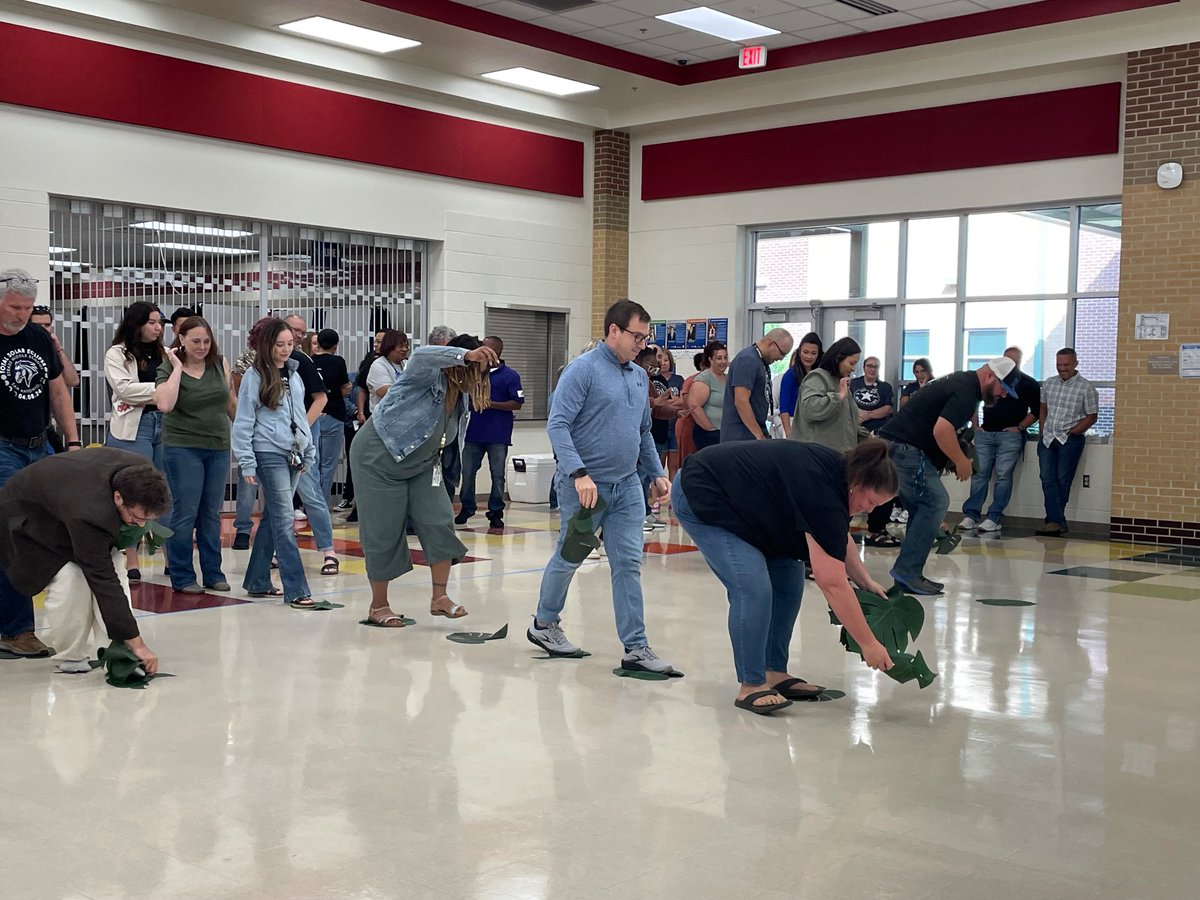 MrsGalvan253's tweet photo. Great opening to our Campus Retreat 🏕️🔥We are blessed with great leaders and new educators. 
#TeamBuilding 
#larana🐸 
#TheStrausWay https://t.co/l7RcvG3mCZ