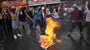 Pero también es verdad que mientras el dictador recorrió más de trescientos pueblos en Venezuela, Edmudo solo fue a Miami y ahí no se podía votar, porque el tirano nos quitó el consulado.

MEMORIAS DE UN ESCUÁLIDO EN DECADENCIA. FRAUDE  ciudadccs.info/publicacion/20…