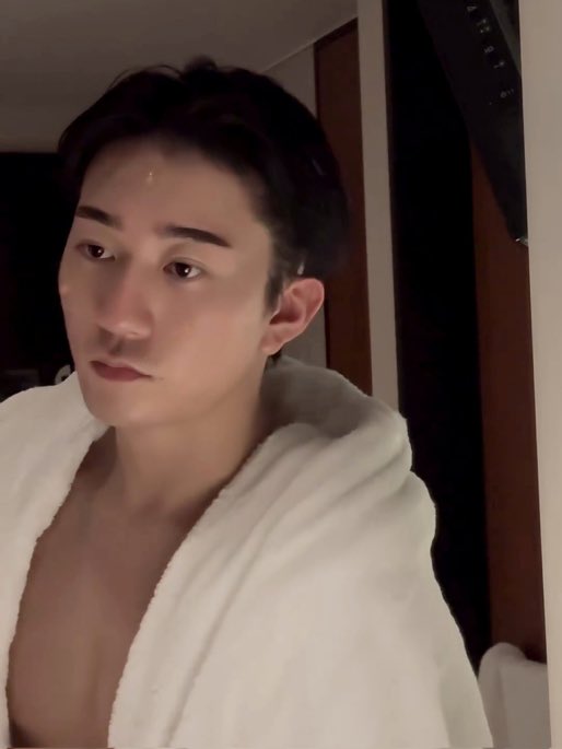 HE IS SO HOTTTTTT #TheBoyfriend #daishun