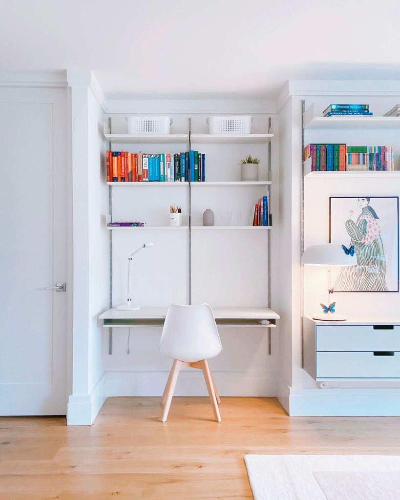 Desk appeal

Twin desk-shelves form part of an exceptionally tidy 606 home-office, neatly wall-mounted into a recess in the Manhattan home of a #vitsoe customer.

Ask us to design a 606 workstation perfectly suited to your needs: vitsoe.com/606