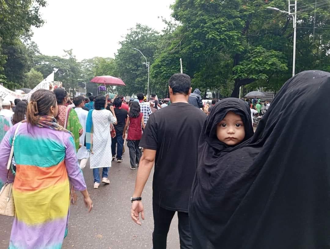 na_nznn's tweet photo. 🇧🇩 A mother with her baby joined today’s protest against fascist Hasina regime so that her child may find a beautiful Bangladesh tomorrow.
#StepDownHasina 
#SaveBangladesiStudents https://t.co/Gnq6RaJnWS