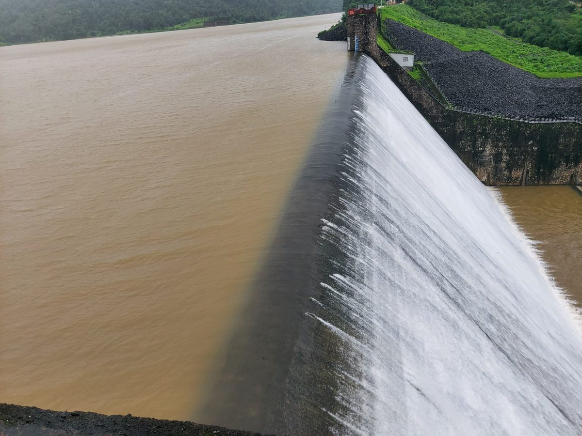 airnews_abad's tweet image. #Navsari #Dam #Overflow 

આજે જુજ ડેમ ઓવરફ્લો થયો 

આજે 4 કલાકે જુજ ડેમની જળસપાટી 167.55 ફૂટ અને કેલીયા ડેમની જળસપાટી 113.55 ફૂટ પર પહોંચી હતી

આ બંને ડેમ ઓવરફ્લો થતાં ગણદેવી, ચીખલી અને વાંસદા તાલુકાના 24 ગામના લોકોને એલર્ટ કરાયા

#AIRPics :અશોક પટેલ