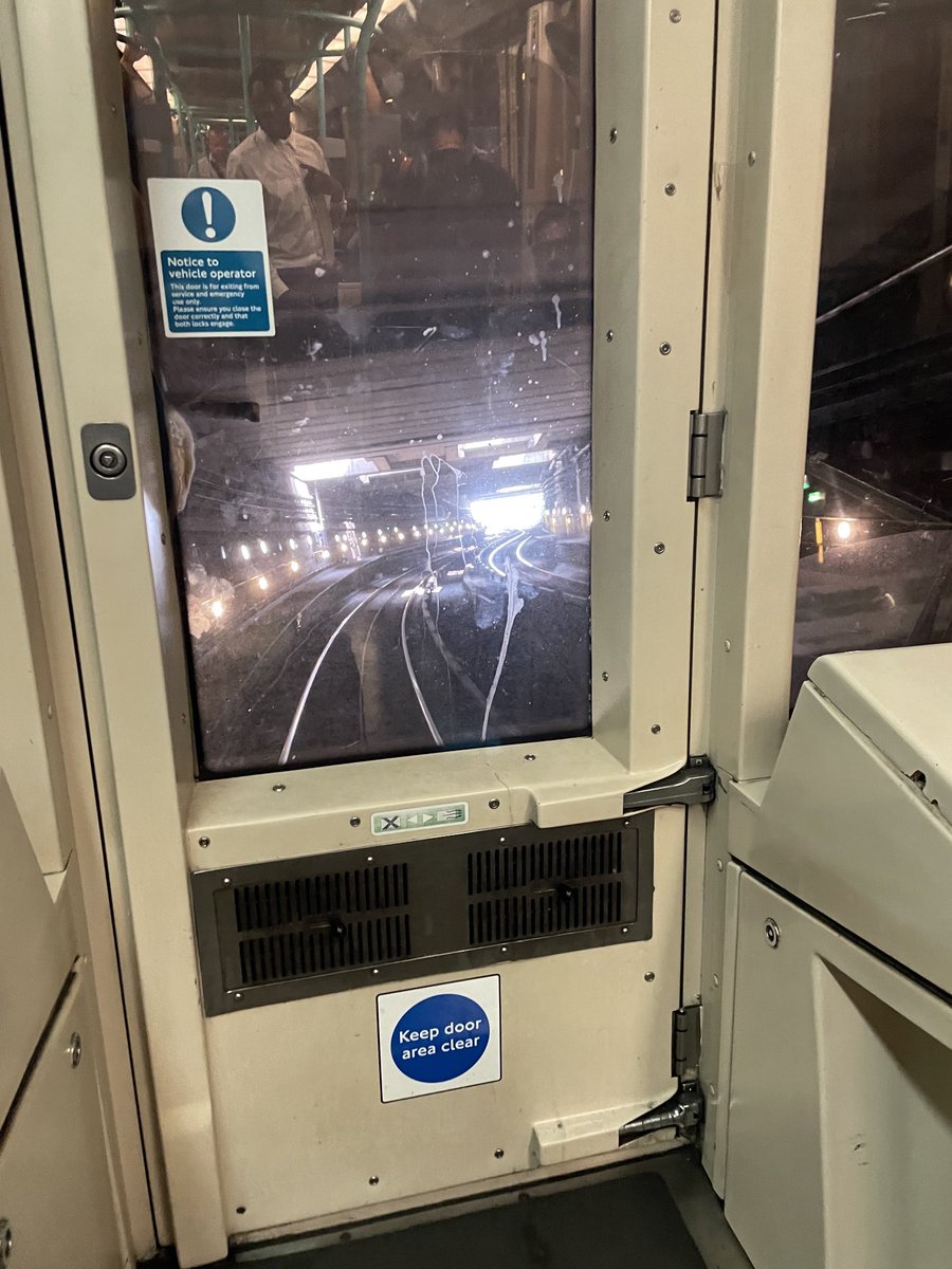 Never sat in the front carriage of the driverless DLR before. Surprised how exciting it is!! 🤣