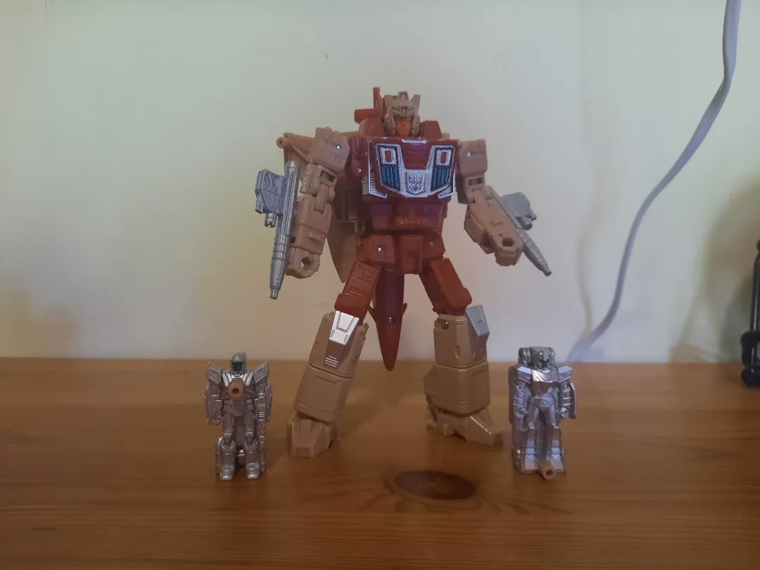 Tfpivman's tweet photo. Got myself Legacy United Doom 'n Destruction collection Windsweeper.
Of course I printed some upgrades for him, such as:
- Chest plate and guns by @MavDoodles
- Fillers by @FunbieStudios
#Transformers #TransformersGeneration1 #transformerslegacy #transformers3dprint https://t.co/peMt07Gfg6