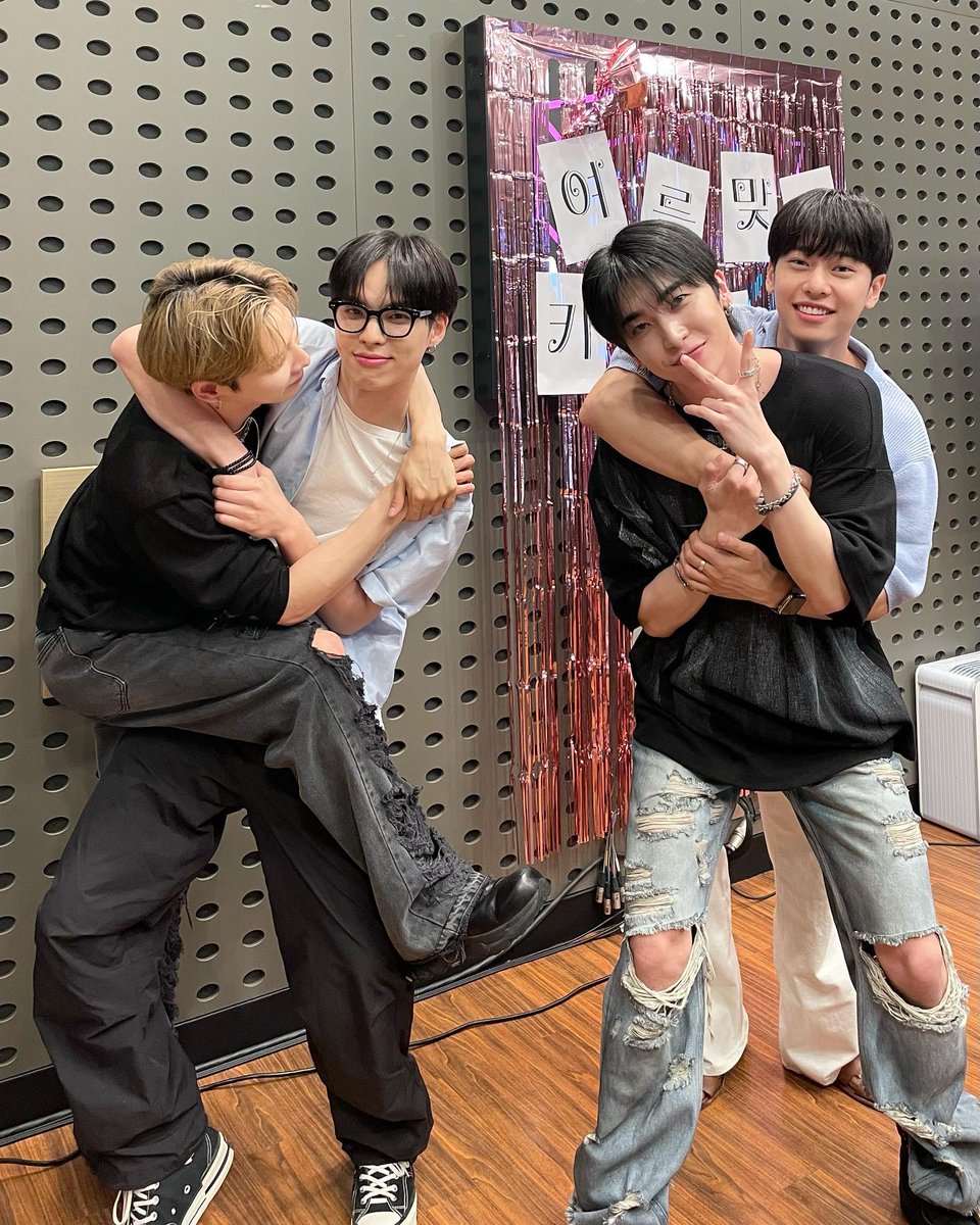 AB6IXBrasil's tweet photo. [#IG|01.08.24] Atualização do I.M Kiss The Radio no instagram com o Donghyun, Woong, BX do CIX e o Lee Dongyeol ex UP10TION.

🔗: https://t.co/IpEJy7fhOJ

#AB6IX #에이비식스 #전웅 #김동현 #박우진 #이대휘 @AB6IX @AB6IX_MEMBERS @CIXBrasil @supportup10tion https://t.co/1KWLlqDBae