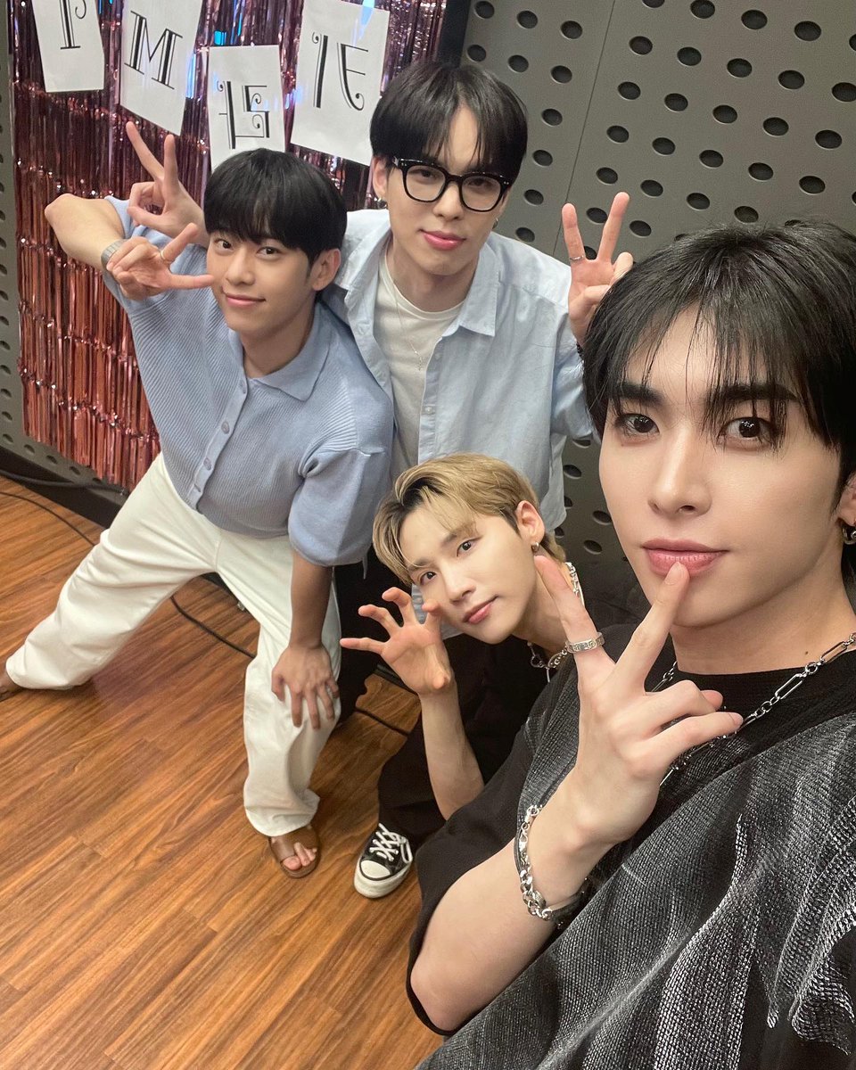 AB6IXBrasil's tweet photo. [#IG|01.08.24] Atualização do I.M Kiss The Radio no instagram com o Donghyun, Woong, BX do CIX e o Lee Dongyeol ex UP10TION.

🔗: https://t.co/IpEJy7fhOJ

#AB6IX #에이비식스 #전웅 #김동현 #박우진 #이대휘 @AB6IX @AB6IX_MEMBERS @CIXBrasil @supportup10tion https://t.co/1KWLlqDBae