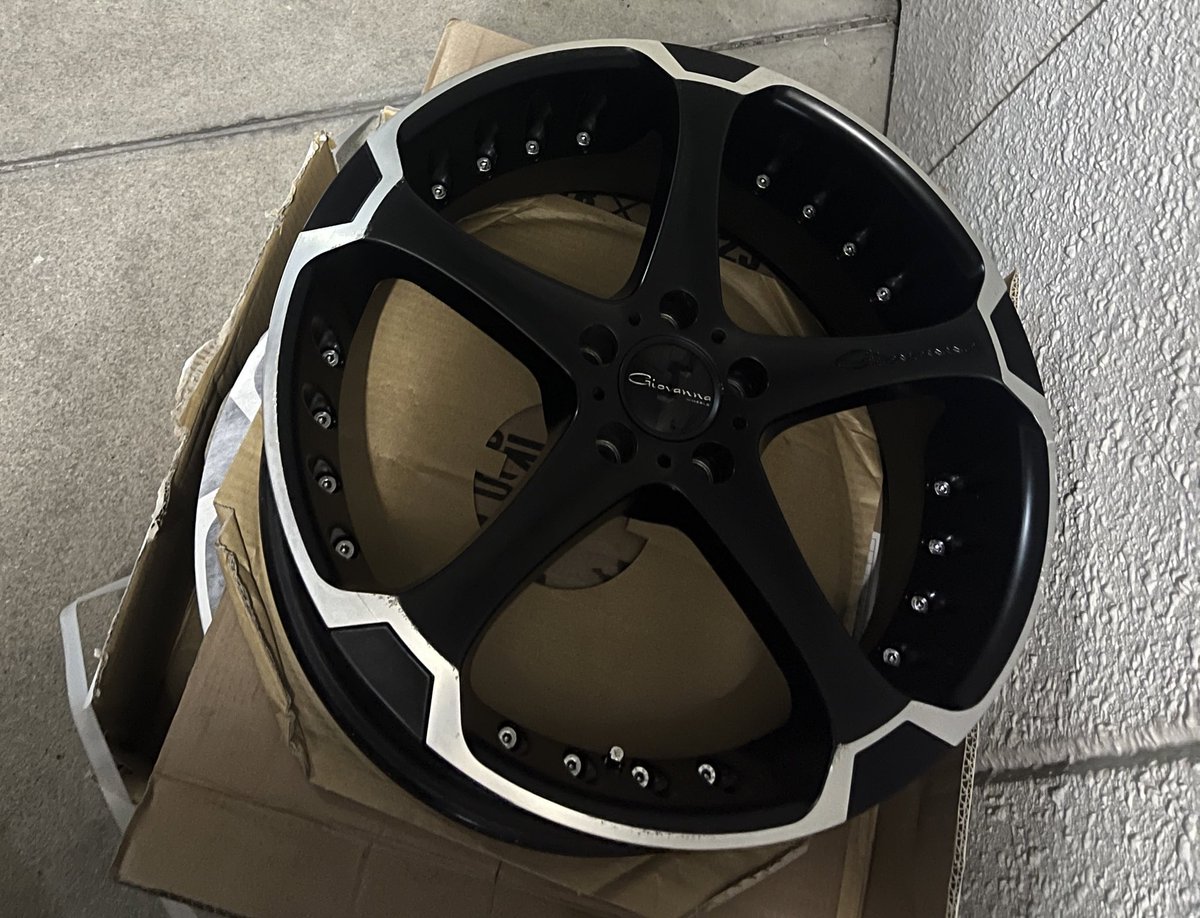 マスタングのホイール変えるぞー