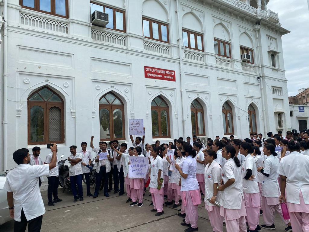 unive65818's tweet photo. @myogioffice @myogiadityanath we are students of bsc Nursing in King George medical University Lucknow and we protested for aur basic need and right but no one listen to us infact they threatened us to suspend. https://t.co/e6iJ1Imexg