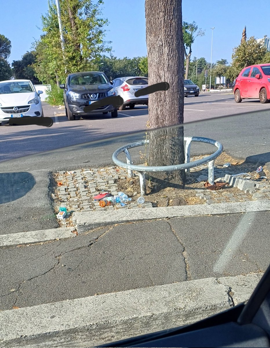 FmContini's tweet photo. Qui, al parcheggio di piazzale Nervi non #cesto' #AMAROMA https://t.co/z7fvee8bvj