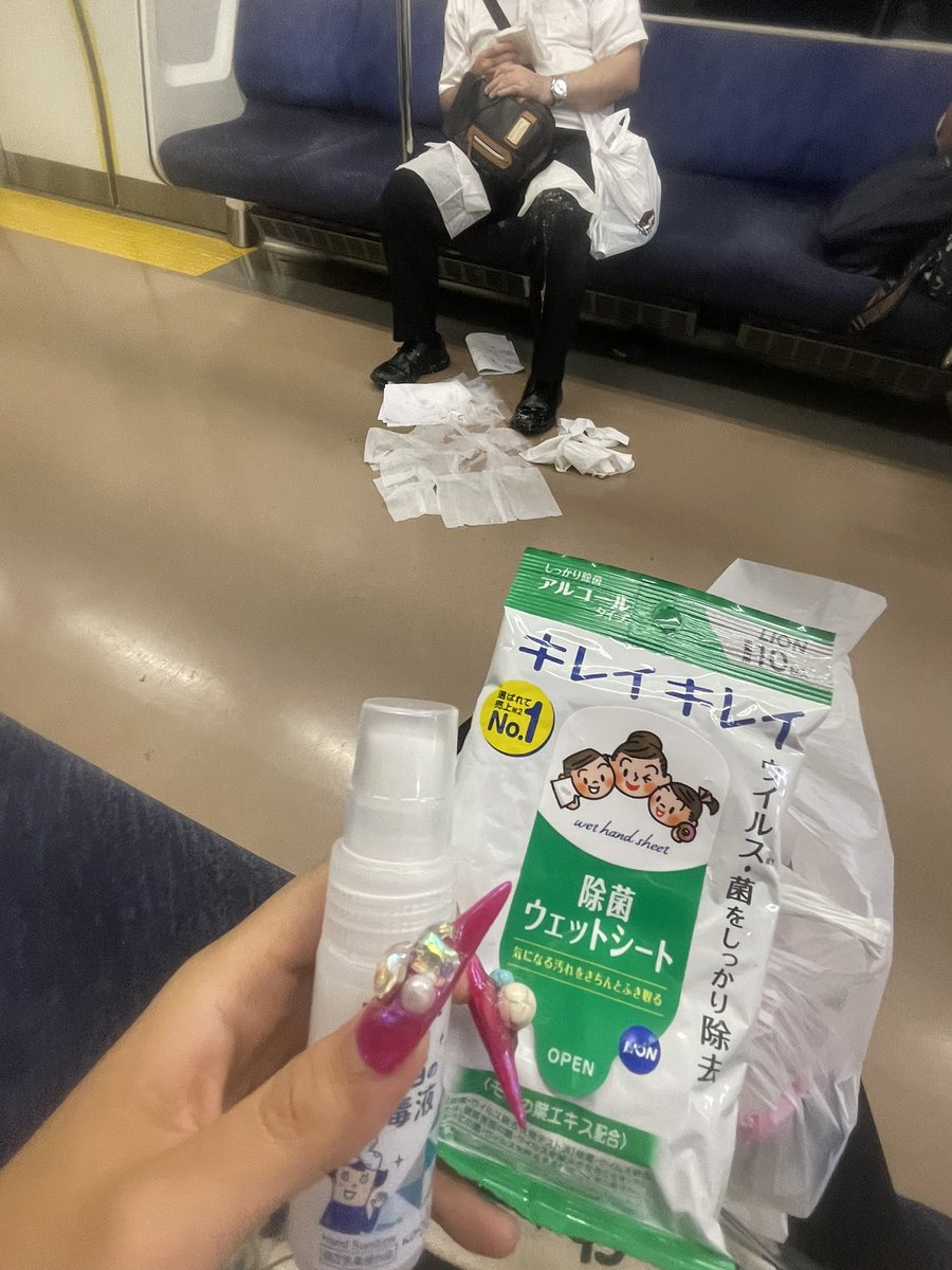 このおじさんが電車の中で
いきなりゲロ吐いたから、残り三分で発車する始発の電車座ってたけど、ガンダッシュして駅の中のニューデイズで
急いでキレイキレイ✖️4個と
水とポカリ買って渡した

やらない善よりやる偽善！な！
