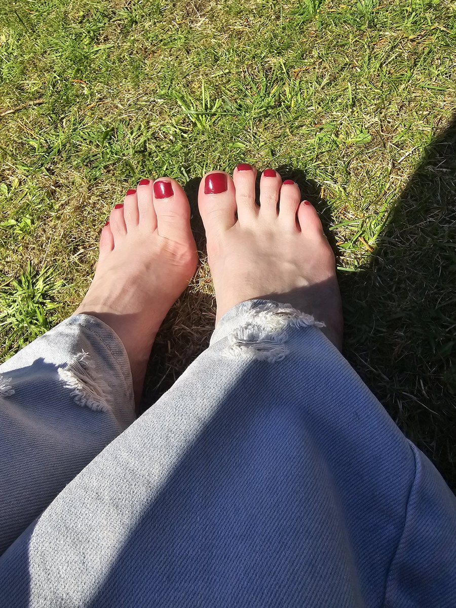 Little_B139's tweet photo. Grass under my feet on a hot summers day ☀️🌄🌻 https://t.co/MrLQ9X5CpK