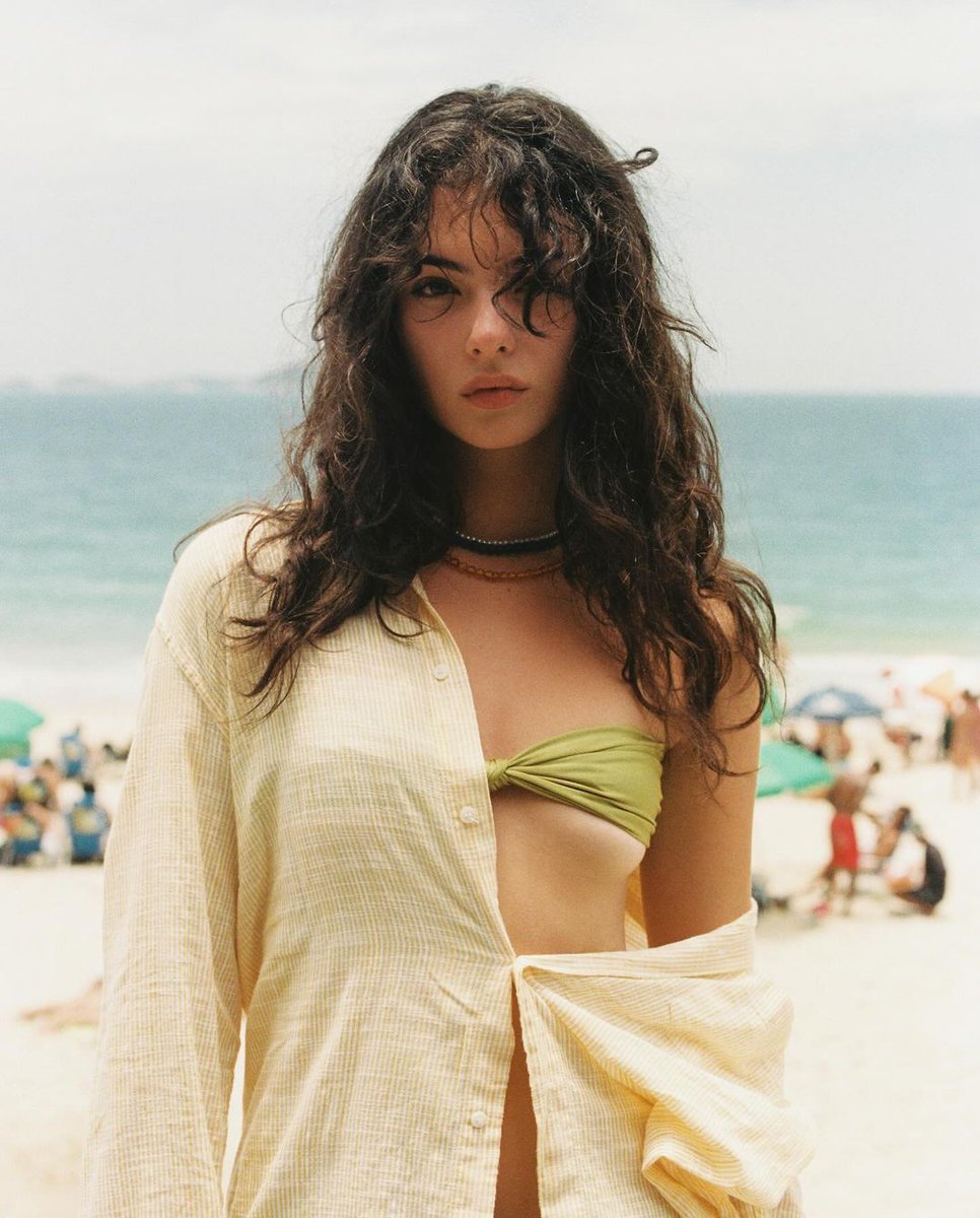 devacasel's tweet image. The memory of last summer in Rio, with the sea that screams and a shore that gives. The breeze was so gentle that time felt like the lightest rocking of wind chimes, and all in all, everything seemed like a fleeting dream hour. 🐚