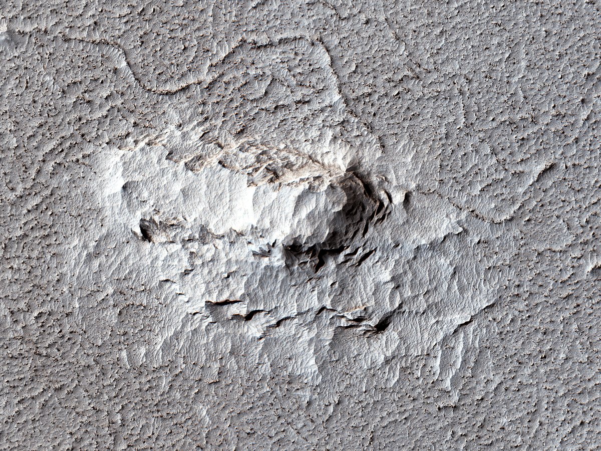 Quel matériau est plus récent ?

Dans cette image, le matériau de flux lamellaire est-il plus récent que le matériau qui a façonné les structures nommées “yardangs” ?

uahirise.org/hipod/fr/ESP_0…
NASA/JPL-Caltech/University of Arizona
#Mars #NASA #science #French #français
