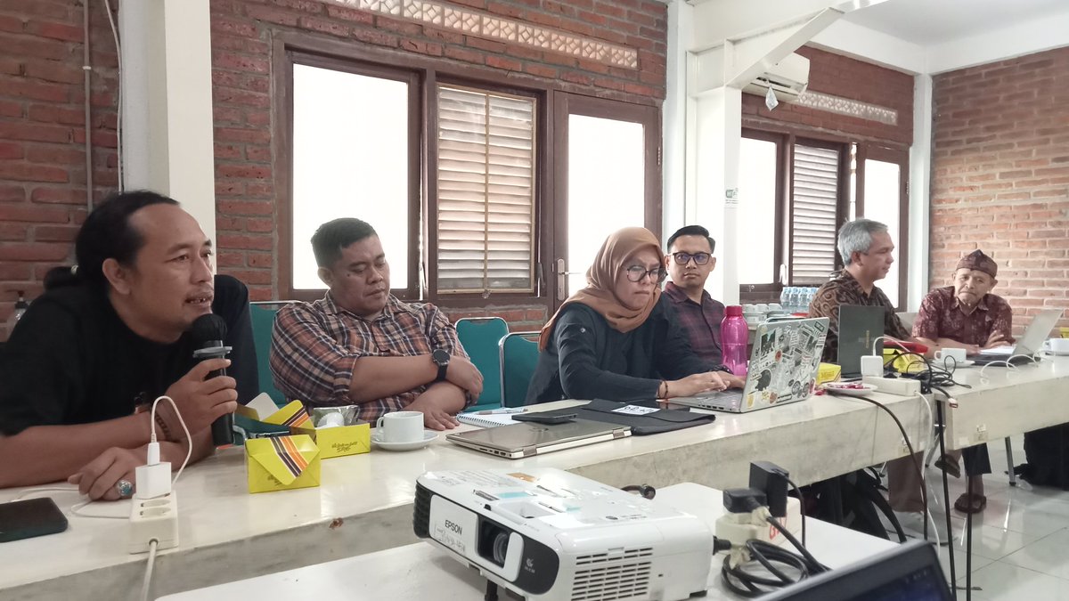 Hari ini 02/08 kolaborasi <a href="/combineri/">Combine Resource Institution</a> <a href="/JRKIndonesia/">JRKI</a> <a href="/AMARC_AP/">AMARC Asia-Pacific</a> selenggarakan roundtable discussion ttg status gerakan radio penyiaran komunitas di Indonesia, bersama akademisi UAJY, UPN, UMY, dan BRIN. Bahas posisi rakom dlm aktivisme &amp; skenario keberlanjutan rakom di era digital📻