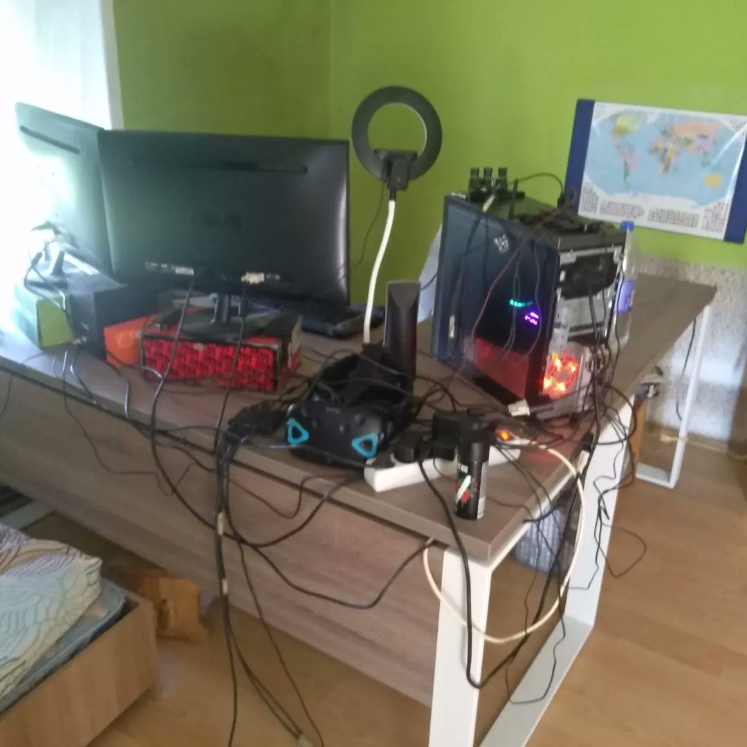 RockillSDV's tweet photo. My new setup and the horror from behind XD

Will probably get a 3th screen when my new pc will be build https://t.co/nvj14ElOlu