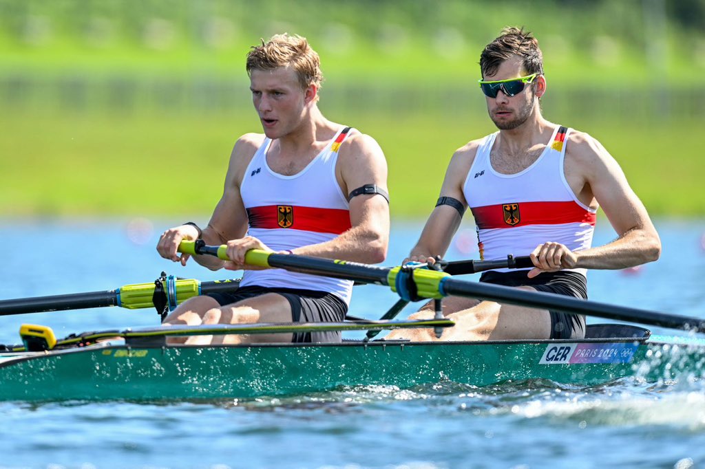 Sönke Kruse und Julius Christ belegten im B-Finale den fünften Platz, wurden letztlich Olympia-Elfter. 

Mattes Schönherr kann im Achter-Finale (Samstag, 11.10 Uhr) wieder mitfahren. Torben Johannesen bleibt auf Schlag. Schönherr rückt auf Platz 2.

deutschlandachter.de/2024/08/02/zwe…