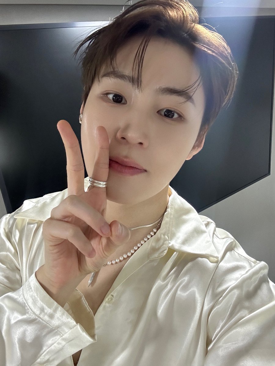 BPM_HSW's tweet photo. [#하성운] 📸

240802 팬사인회 완료🤍

하늘들을 위한 천사로 변신🪽 이번 주말도 성운이랑 함께 하기로 약속해요💘

#HASUNGWOON #Blessed https://t.co/Q96yxagzmW