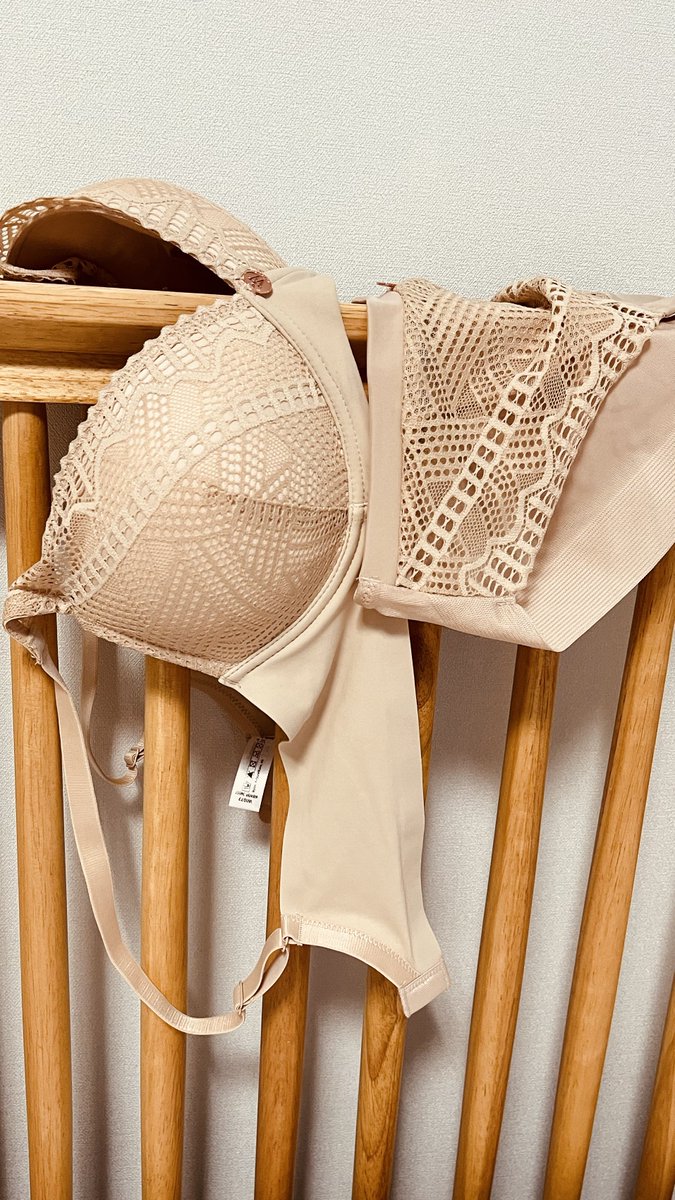 그때는 서로에게 무관심하였고 , 엇갈리는게 많았다.. 나는 당신에게  정성을 쏟을 여유가 없었다고
핑계아닌 변명을 늘어놓았고, 각자의 감정을 다시금 진정시키자고 합의?를 보았다.
섹스가 전부일수 없는 그 사람은 모든걸 다 가진 여자.. 
마음속을 달래려고 날 만났을까
내품속에 고개를 떨군다..