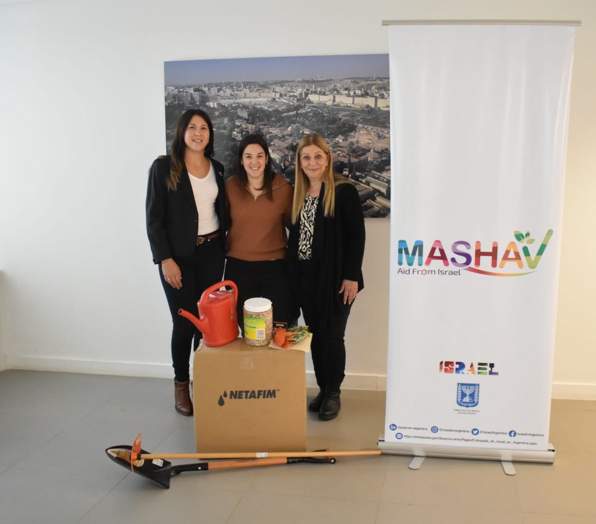 Con el aporte de la agencia de cooperación internacional de la cancillería israelí, MASHAV , realizamos la entrega de un kit de huerta sustentable con sistema de riego de la empresa israelí Netafim a la asociación civil Cadena, para ser entregado a un comedor en la Ciudad de