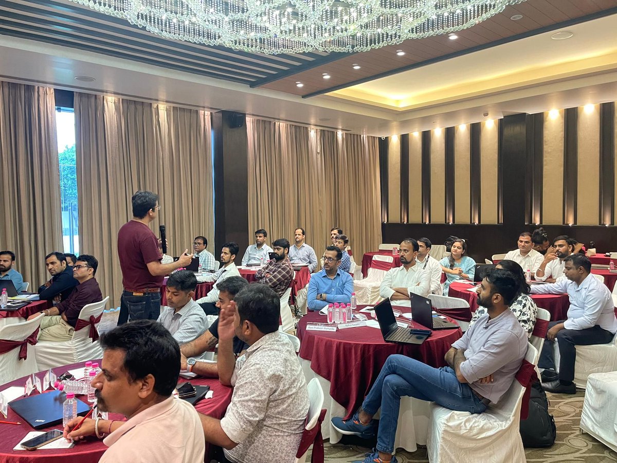 ranosys's tweet image. Our CEO, Rameshwar Vyas, shared insights from his Harvard Business School experience with Ranosys&apos; leaders on:

🎯Innovation for customer success 
🎯Creating value 
🎯Building trust 
🎯Differentiation through culture 
🎯The role of managers

Thanks, RV, for guiding us!
#Ranosys