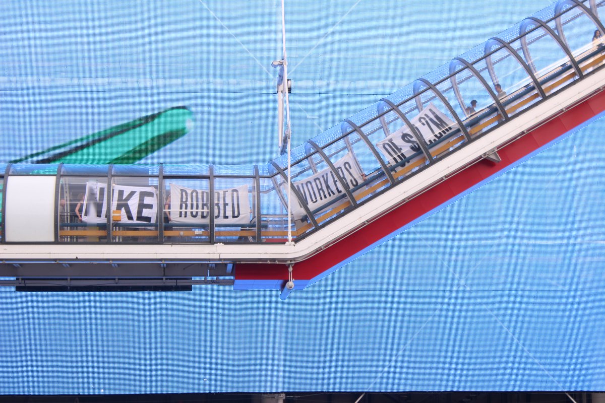 ACTIVISTS DISRUPT NIKE OLYMPICS ADS
Workers who made @nike's clothes were never paid $2.2 million in wages and compensation.
Meanwhile, the brand spends record amounts to spread woke-washed messages during the #Paris2024 Olympics.
#NikeSteals
cleanclothes.org/news/2024/acti…