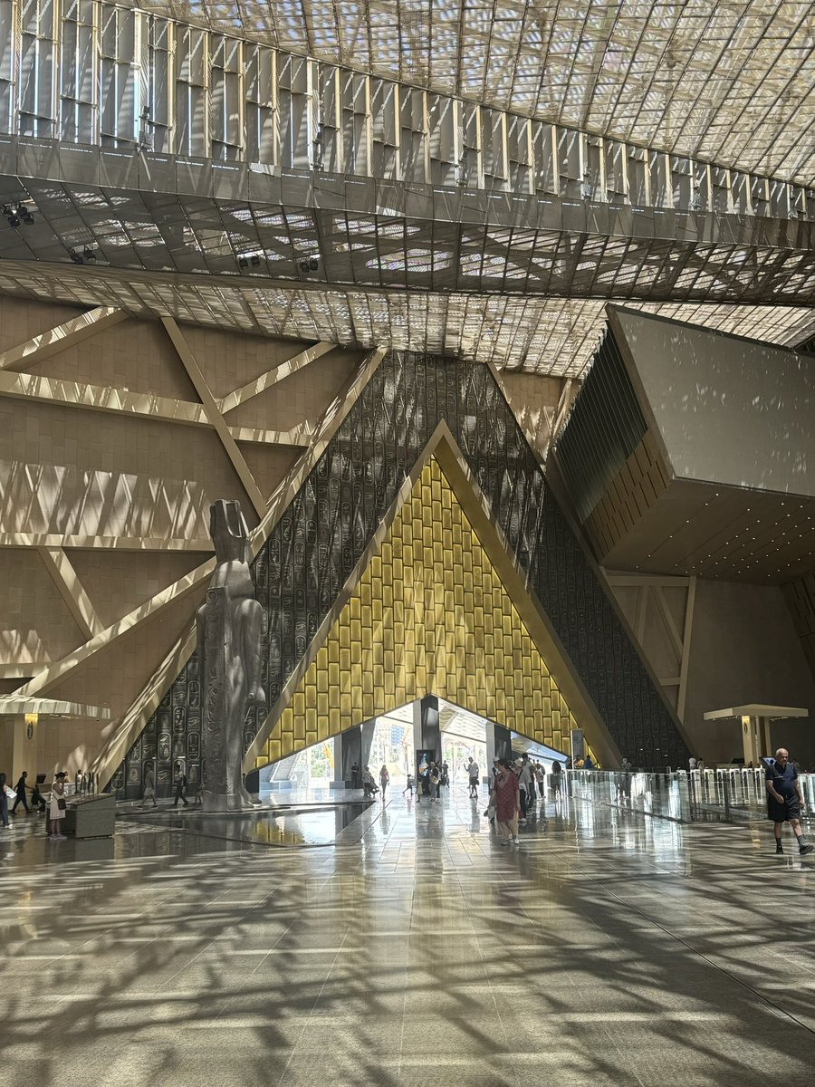 تاني حاجة عملنها النهاردة رحنا المتحف المصري الكبير (الجديد) كان مبهر صحيح لسه مش فاتح بالكامل بس حاجةفي منتهي الروعه و الجمال تصميم معماري مبهر و تنظيم و مستوي ارقي من احسن متاحف العالم شئ مشرف جدا حتي المطاعم و الكافيهات و محل الهدايا و لا اروع بينافس اجمل متاحف العالم #تصويري